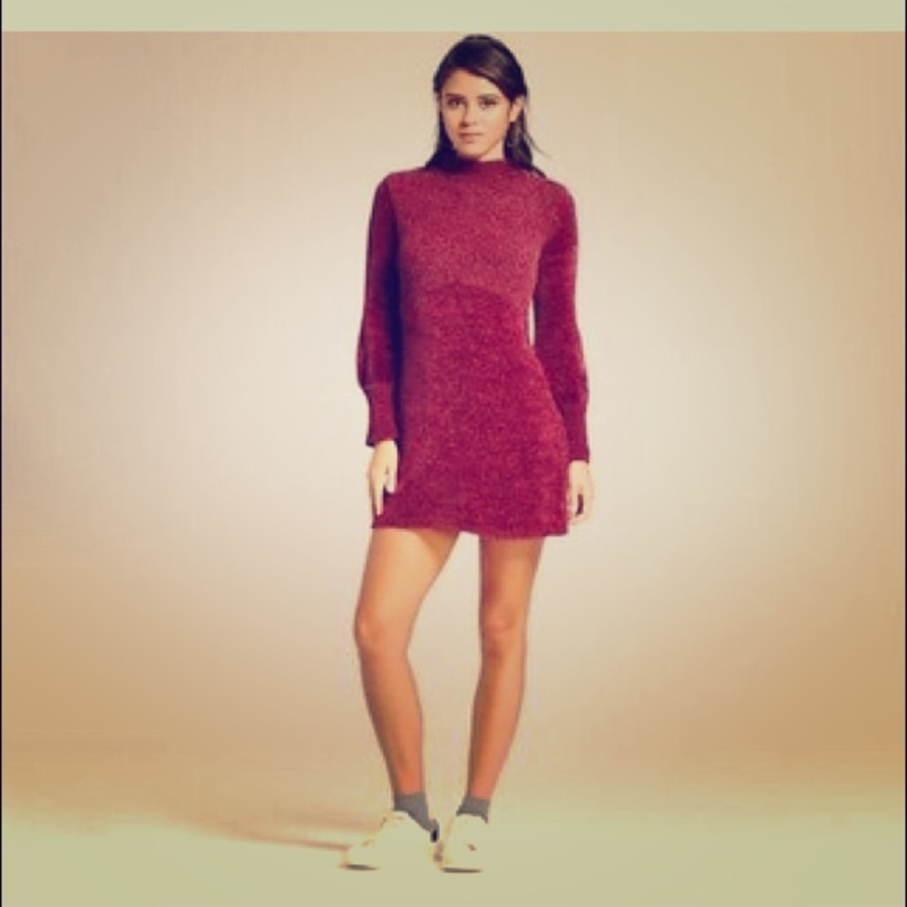 Wine-colored/dark pink form fitting dress.